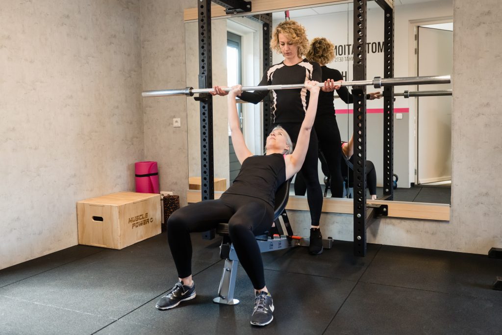 Kirsten Boersma bench press met client